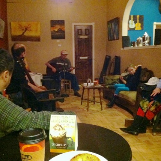 รูปภาพถ่ายที่ The Happy Cappuccino Coffee House โดย John R. เมื่อ 3/9/2012