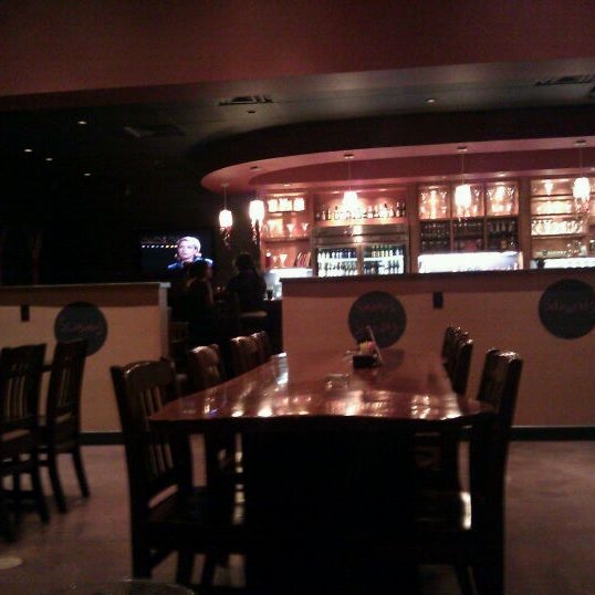 รูปภาพถ่ายที่ Cosmo Cafe &amp; Bar โดย Danielle H. เมื่อ 2/17/2011