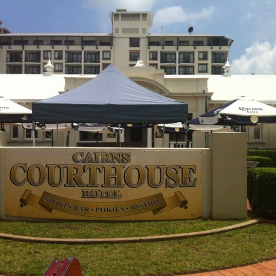 Foto scattata a Cairns Courthouse Hotel da Danii C. il 11/25/2011