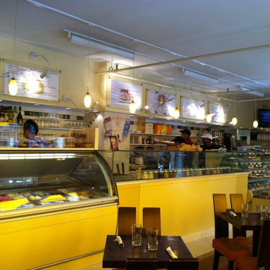 Foto tirada no(a) Artopolis Cafe por Jun K. em 7/31/2011