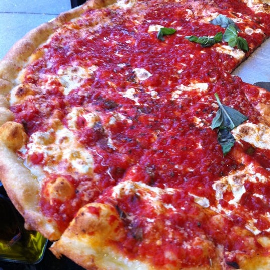 รูปภาพถ่ายที่ Patsy&#39;s Pizzeria โดย Bobby T. เมื่อ 10/16/2011