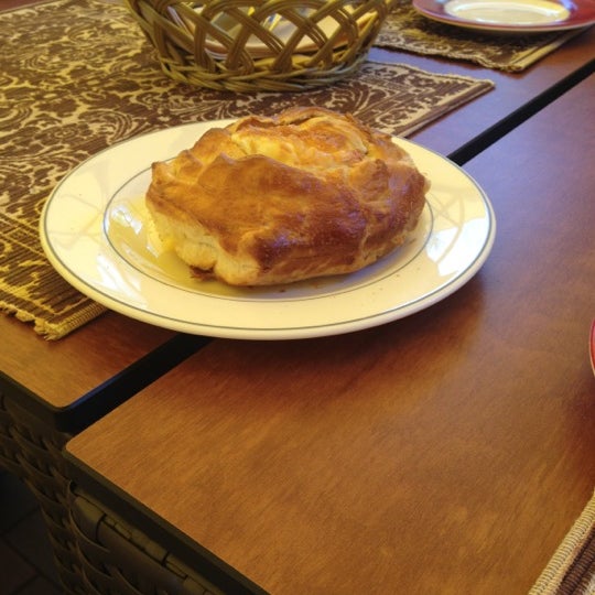 รูปภาพถ่ายที่ Armēņu virtuve &quot;Nojan Tapan&quot; โดย Karīna D. เมื่อ 7/8/2012