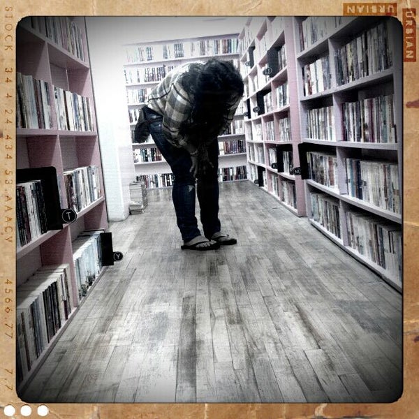 Photo taken at Half Off Books by Esteban R. on 12/28/2011