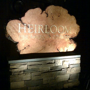 2/11/2012 tarihinde Su S.ziyaretçi tarafından Heirloom Restaurant'de çekilen fotoğraf