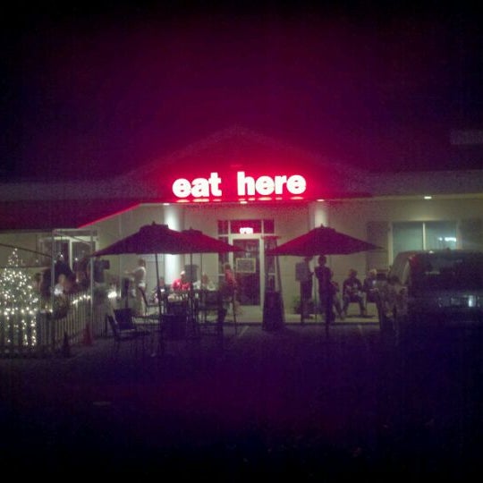 Foto scattata a Eat Here da Grant C. il 12/27/2011
