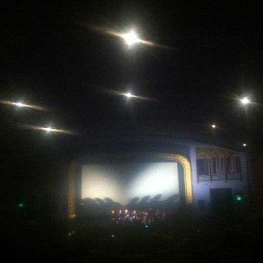 Foto tirada no(a) Laemmle&#39;s Royal Theater por Todd M. em 4/6/2012