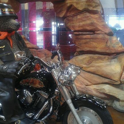 รูปภาพถ่ายที่ Red Rock Harley-Davidson โดย Leah เมื่อ 3/1/2012