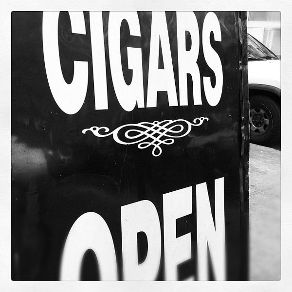 Photo prise au OK Cigars par Adrian F. le10/22/2011