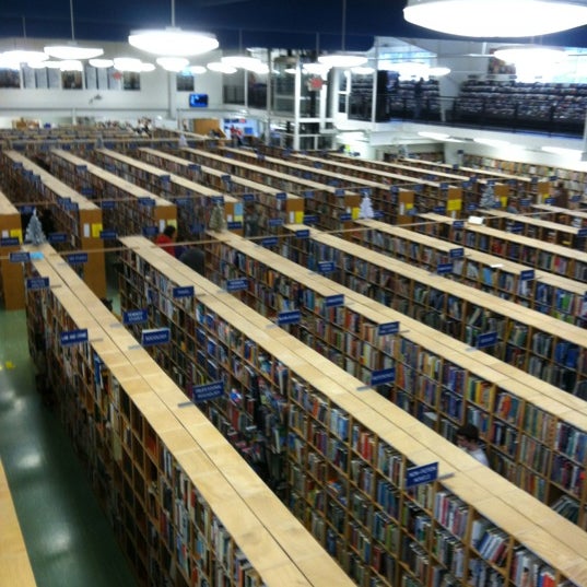 Foto tomada en McKay Used Books, CDs, Movies &amp; More  por Chris C. el 12/21/2011