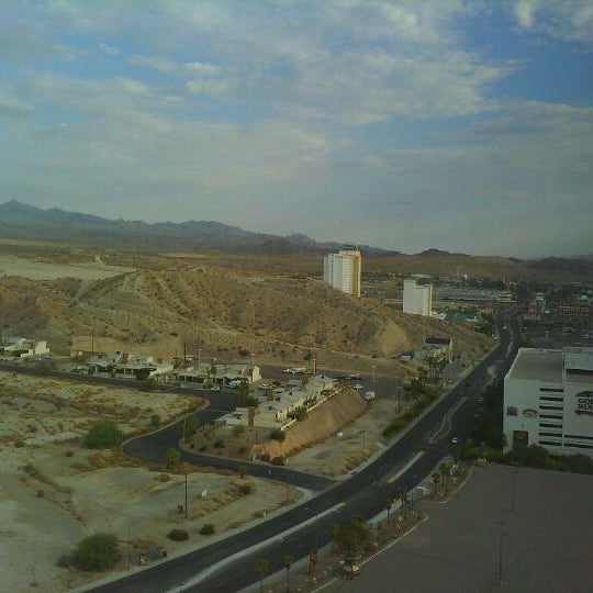 Foto tomada en River Palms Resort Hotel &amp; Casino  por BRiiANA N. el 9/3/2011