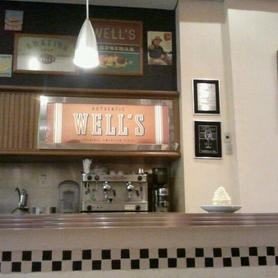 Foto diambil di Well&#39;s Diner oleh Marta R. pada 9/10/2011