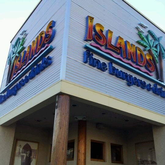 Photo taken at Islands Restaurant by erick t. on 6/24/2012