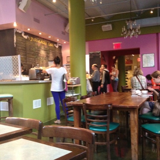 4/15/2012 tarihinde Genevieve A.ziyaretçi tarafından Jivamuktea Café'de çekilen fotoğraf