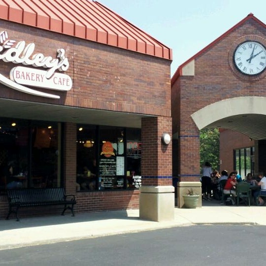 Photo taken at Ridley&#39;s Bakery Cafe by Doug C. on 5/25/2012