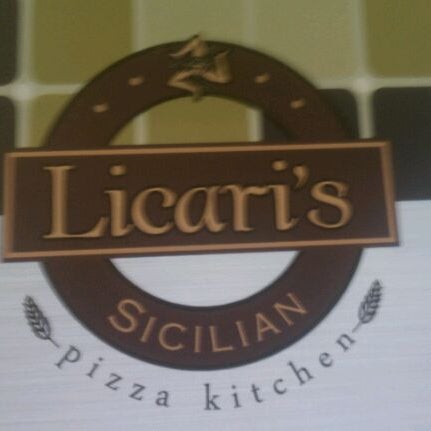Das Foto wurde bei Licari&#39;s SicilianPizza Kitchen von Shelby K. am 4/11/2012 aufgenommen