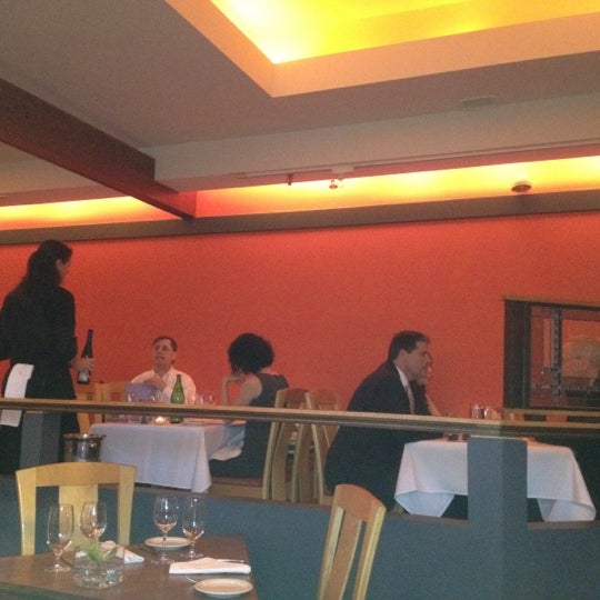 5/15/2012 tarihinde Mike O.ziyaretçi tarafından New Heights Restaurant'de çekilen fotoğraf