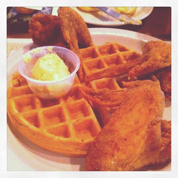 รูปภาพถ่ายที่ Maxine&#39;s Chicken &amp; Waffles โดย Dawn D. เมื่อ 11/22/2011