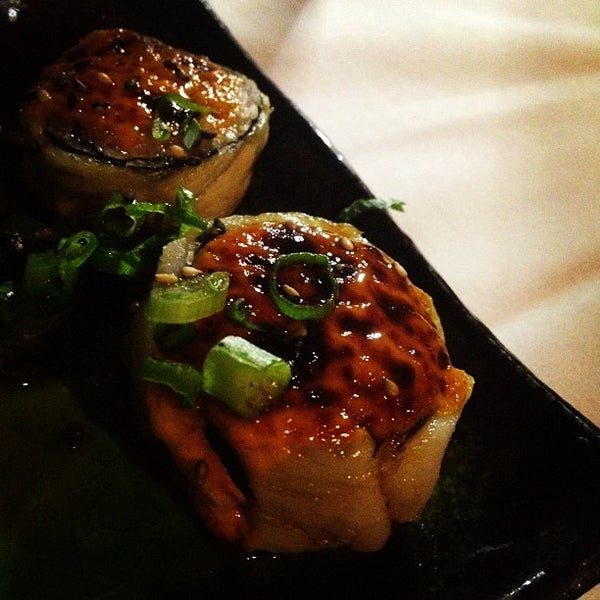 รูปภาพถ่ายที่ Dragonfly Sushi &amp; Sake Co โดย Heather S. เมื่อ 4/17/2012