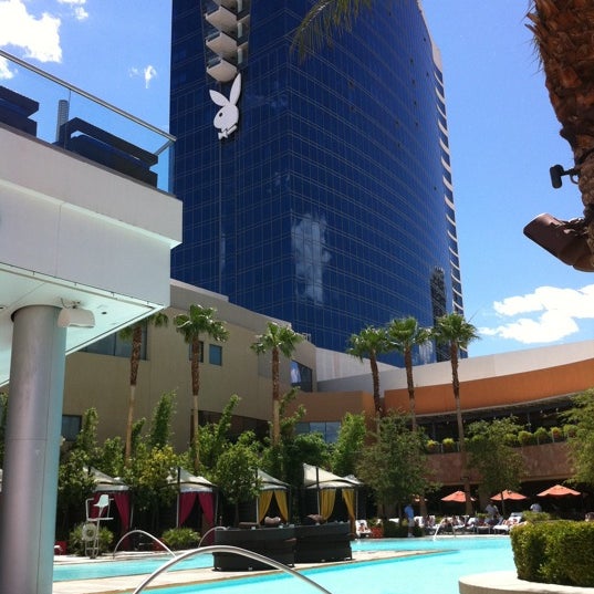 Foto tomada en Palms Pool &amp; Dayclub  por Heather L. el 6/19/2011