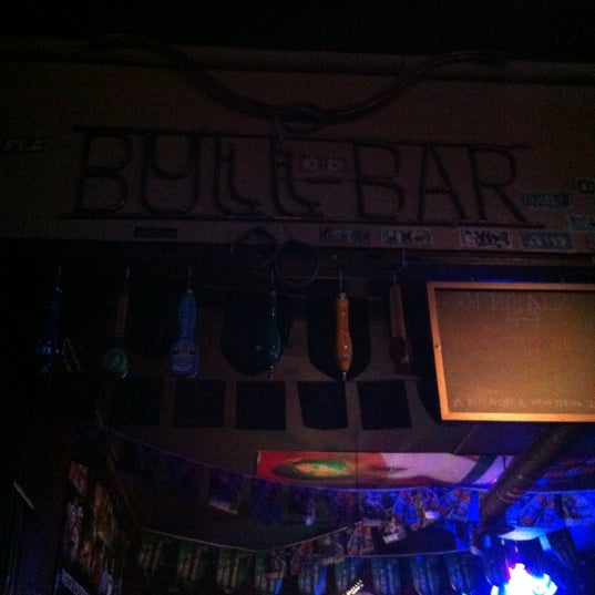 Снимок сделан в The Bull Bar пользователем Beto &amp; Gigi 8/4/2012