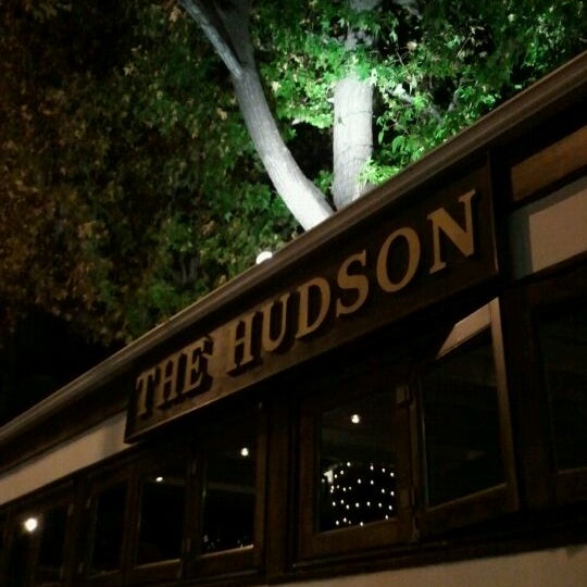 รูปภาพถ่ายที่ The Hudson โดย Rob S. เมื่อ 12/6/2011