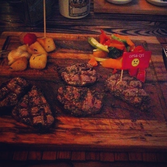 รูปภาพถ่ายที่ Beeves Steakhouse โดย Özgün C. เมื่อ 7/28/2012