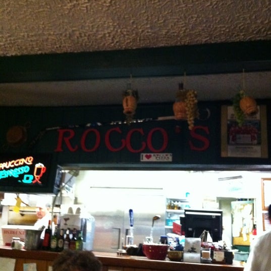 รูปภาพถ่ายที่ Rocco&#39;s Italian Restaurant โดย Craig F. เมื่อ 2/26/2012