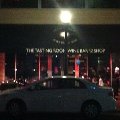 Foto tirada no(a) The Tasting Room Wine Bar &amp; Shop por Chris Irwin D. em 4/13/2012
