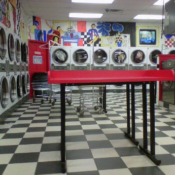Foto tirada no(a) Spin Central Laundromat por LV S. em 1/30/2012