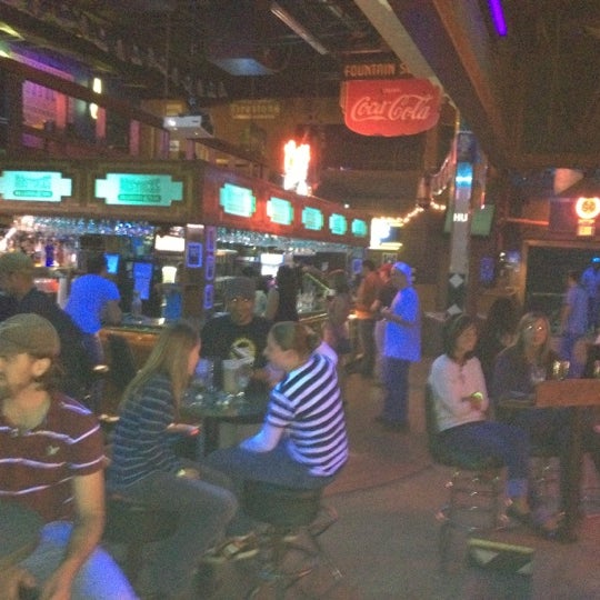 3/7/2012 tarihinde Sean P.ziyaretçi tarafından Bostocks Billiards &amp; Bar'de çekilen fotoğraf