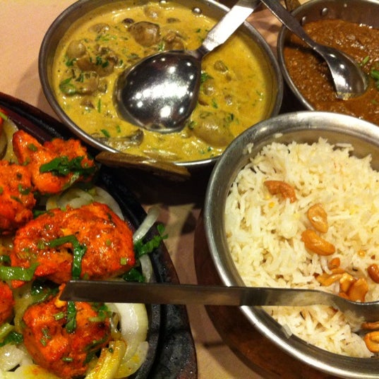 9/11/2012 tarihinde Naomi T.ziyaretçi tarafından Mogul Indian Restaurant'de çekilen fotoğraf