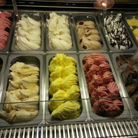 Photo taken at Strawberry Fields Smoothies &amp; Gelato by Nathanael R. on 8/3/2012
