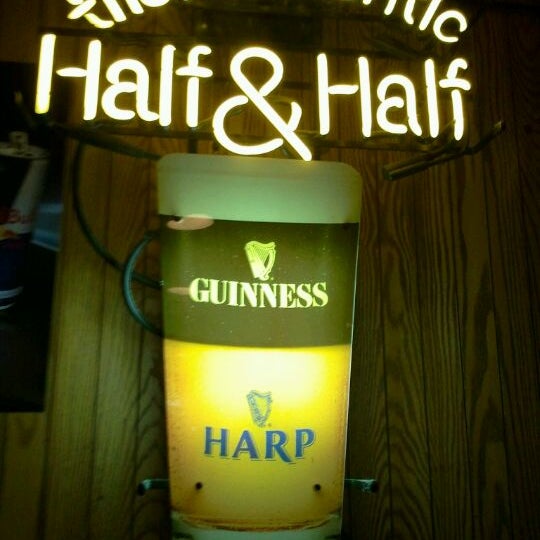 Foto tomada en Sully&#39;s Irish Pub  por Dan R. el 3/18/2012
