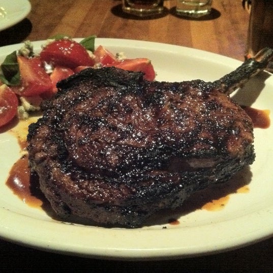 รูปภาพถ่ายที่ Houston&#39;s Restaurant โดย Tony H. เมื่อ 6/12/2011