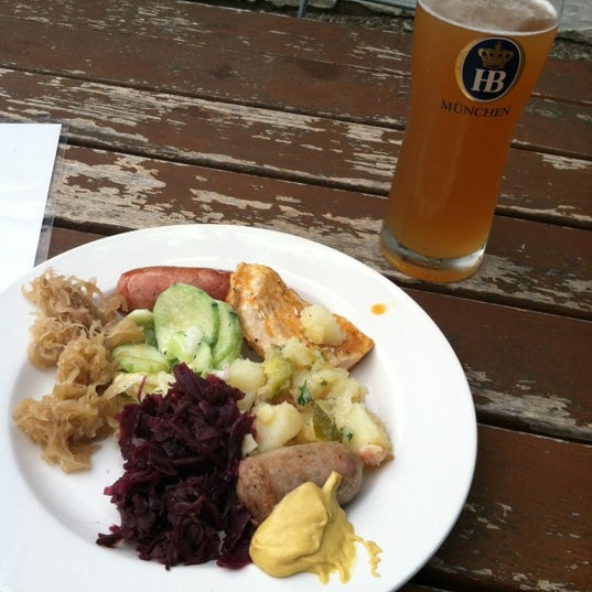 Foto tomada en Old Heidelberg German Restaurant  por Nammer el 6/19/2012