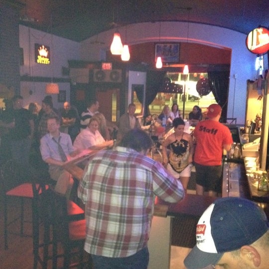 5/13/2012 tarihinde Brent R.ziyaretçi tarafından Pitch Karaoke Bar'de çekilen fotoğraf