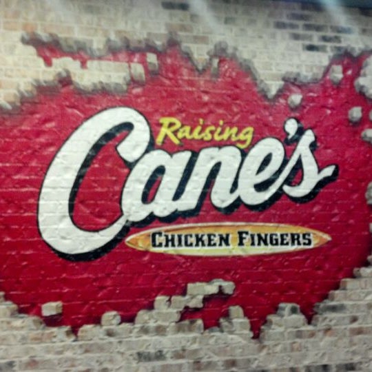 Снимок сделан в Raising Cane&#39;s Chicken Fingers пользователем Joshua L. 12/18/2011