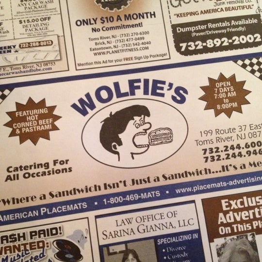 Снимок сделан в Wolfie&#39;s Deli &amp; Restaurant пользователем Kayla R. 11/15/2011