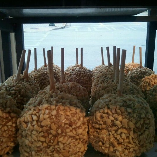 Photo taken at Amy&#39;s Candy Kitchen &amp; Gourmet Caramel Apples by Trish K. on 8/31/2011