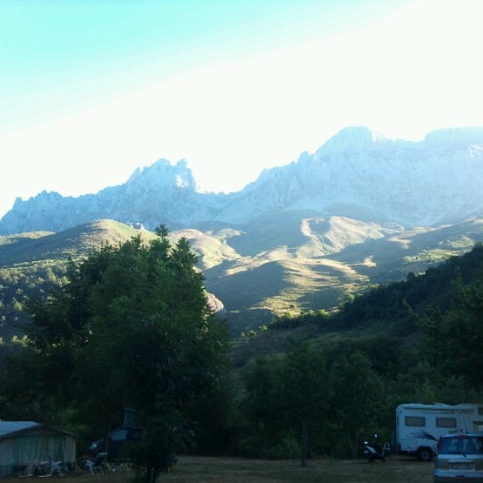 Das Foto wurde bei Camping El Cares Picos de Europa von Elcarescamping C. am 8/16/2012 aufgenommen