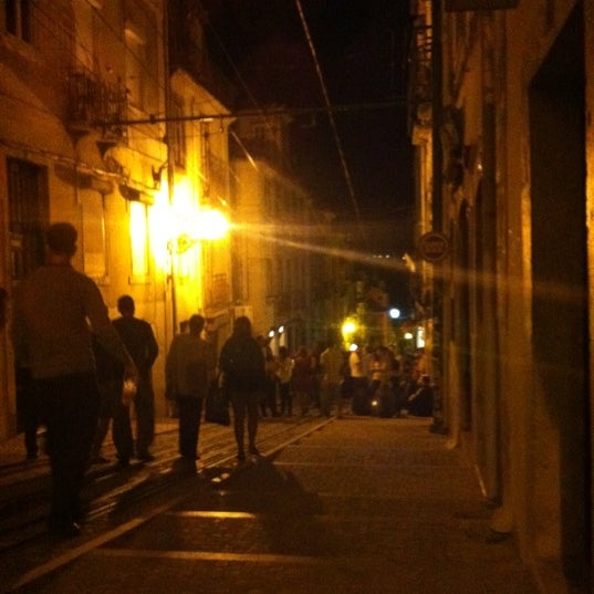 Das Foto wurde bei Esquina da Bica Bar von Felix L. am 8/26/2012 aufgenommen