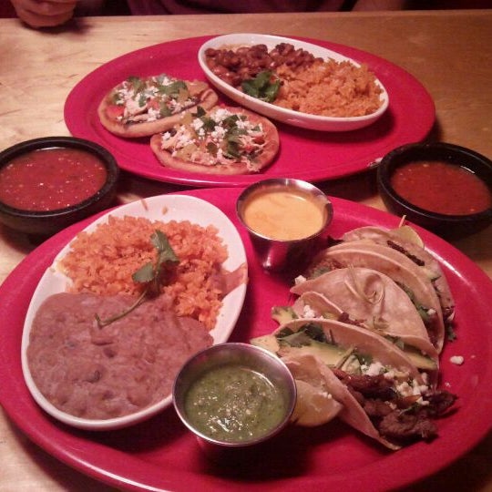 รูปภาพถ่ายที่ Roja Mexican Grill + Margarita Bar โดย Genevieve เมื่อ 8/27/2011