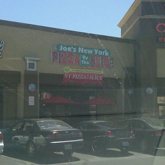 รูปภาพถ่ายที่ Joe’s New York Pizza โดย GonZo J. เมื่อ 8/18/2011