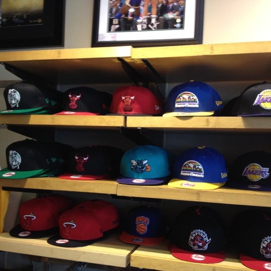 8/9/2012 tarihinde Fernando F.ziyaretçi tarafından NBA Store'de çekilen fotoğraf