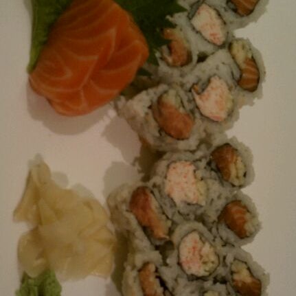 3/6/2012 tarihinde Joyce K.ziyaretçi tarafından Iron Sushi'de çekilen fotoğraf