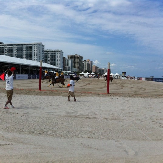 Foto tirada no(a) Miami Beach Polo World Cup por @steveGOgreen em 4/27/2012