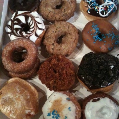 รูปภาพถ่ายที่ Julie Darling Donuts โดย Erik G. เมื่อ 1/26/2011
