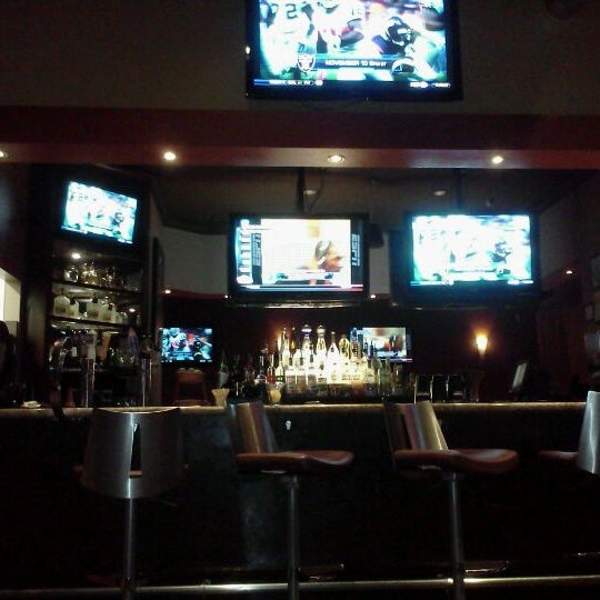 Foto tirada no(a) 44 Sports Lounge por Catherine M. em 11/6/2011