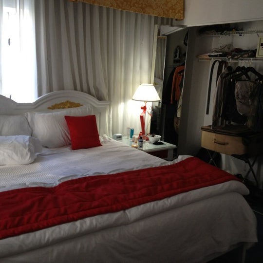 Das Foto wurde bei RED South Beach Hotel von Ed G. am 3/1/2012 aufgenommen
