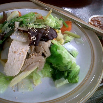 Photo taken at May Kaidee Restaurant and Cooking School - Chiang Mai by Thanwa on 11/3/2011